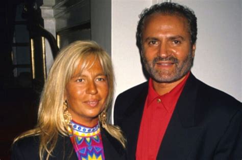 stilista italiana sorell di gianni versace|Gianni Versace: biografia del famoso stilista italiano.